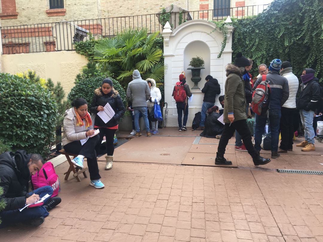 Un grupo de centroamericanos presentando quejas ante el Defensor del Pueblo por el mal funcionamiento del sistema de asilo en España Un grupo de centroamericanos presentando quejas ante el Defensor del Pueblo por el mal funcionamiento del sistema de asilo en España