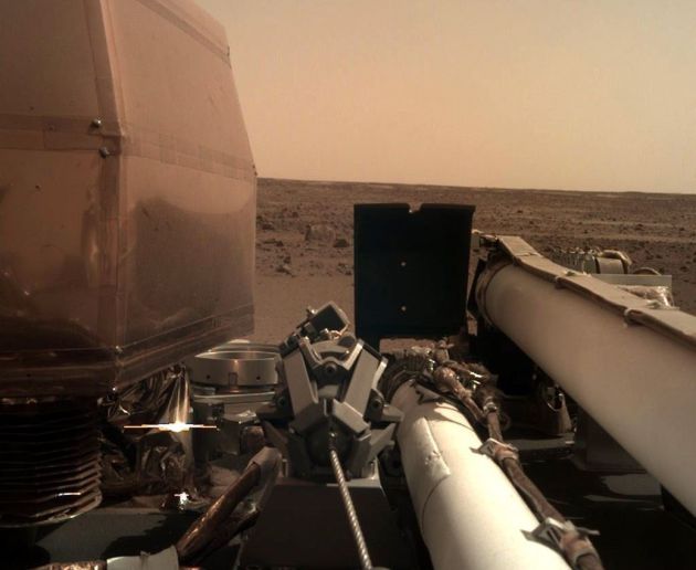 Imagen transmitida por InSight poco después de llegar a Marte Imagen transmitida por InSight poco después de llegar a Marte