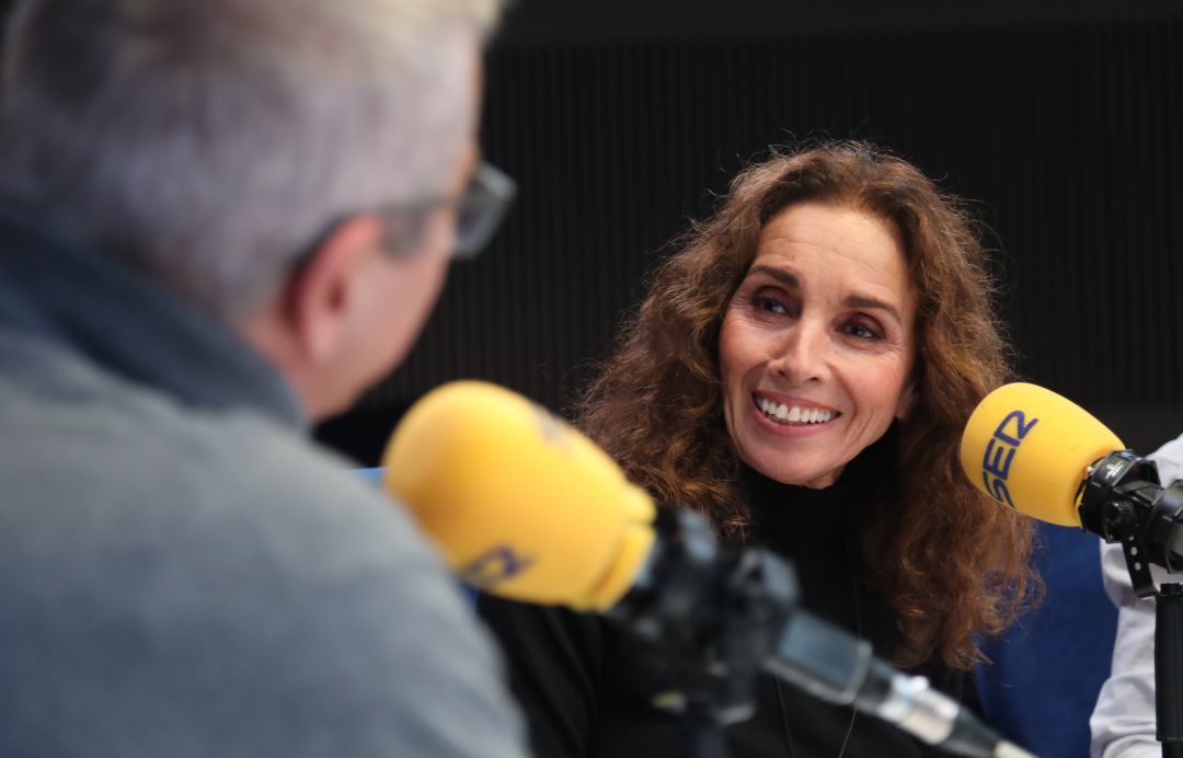 "Cómo cantas, cómo sigues cantando Ana Belén" "Cómo cantas, cómo sigues cantando Ana Belén"