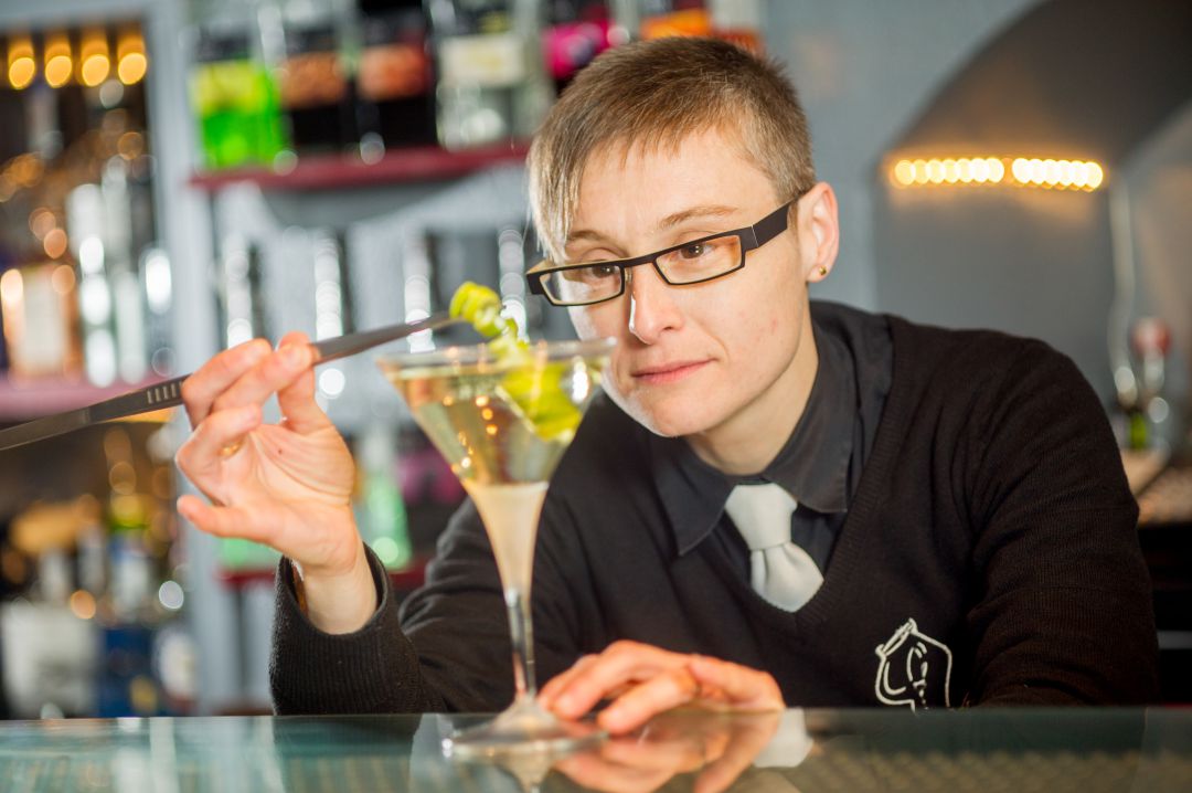 La 'bartender' Mariona Vilanova cata, pero no bebe. La 'bartender' Mariona Vilanova cata, pero no bebe.