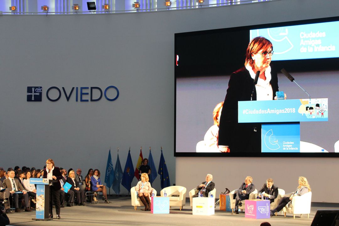 La actual consejera de Servicios Sociales, Pilar Varela (en el atril), fue alcaldesa de Avilés, la primera ciudad reconocida en Asturias como amiga de la infancia. La actual consejera de Servicios Sociales, Pilar Varela (en el atril), fue alcaldesa de Avilés, la primera ciudad reconocida en Asturias como amiga de la infancia.