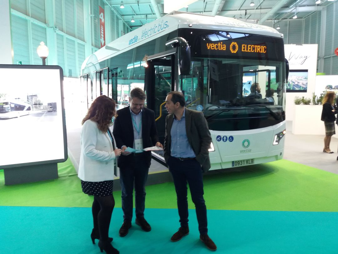 El alcalde, con los delegados Cristina Laborda y Miguel Ángel Páez, delante del modelo de autobús eléctrico que se implantará en la L-1 de Irunbus a partir del año que viene