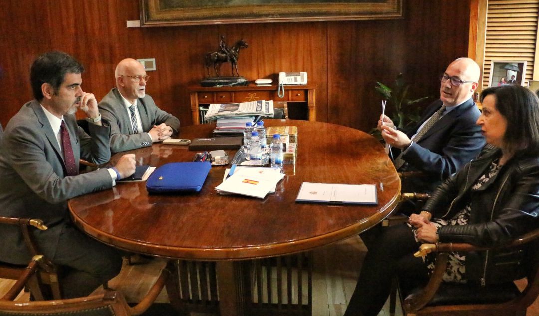 Momento de la reunión entre el alcalde de San Sebastián, Eneko Goia, y la ministra de Defensa, Margarita Robles. Momento de la reunión entre el alcalde de San Sebastián, Eneko Goia, y la ministra de Defensa, Margarita Robles.