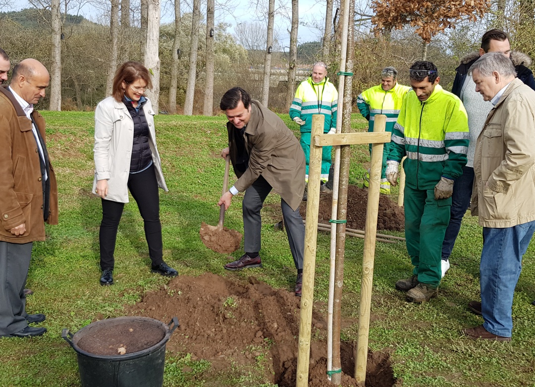 Plantación de un nuevo árbol en el Bosque de la Solidaridad Plantación de un nuevo árbol en el Bosque de la Solidaridad