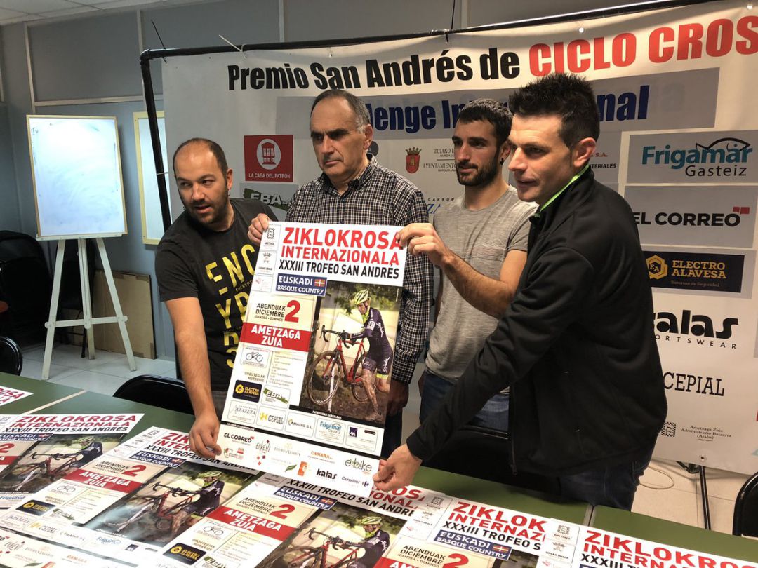 Unai Rodríguez (alcalde), José Mari Ibáñez Loio (Ametzaga), Ander Gallastegi (Club) y Ruiz de Larrinaga (corredor). Unai Rodríguez (alcalde), José Mari Ibáñez Loio (Ametzaga), Ander Gallastegi (Club) y Ruiz de Larrinaga (corredor).