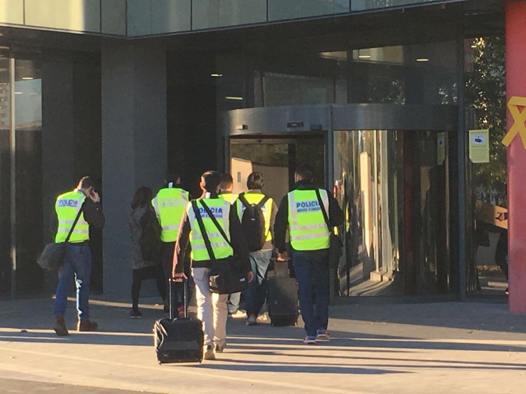 Los agentes de los Mossos d'Esquadra entran en el Centro de Telecomunicaciones de la Generalitat Los agentes de los Mossos d'Esquadra entran en el Centro de Telecomunicaciones de la Generalitat