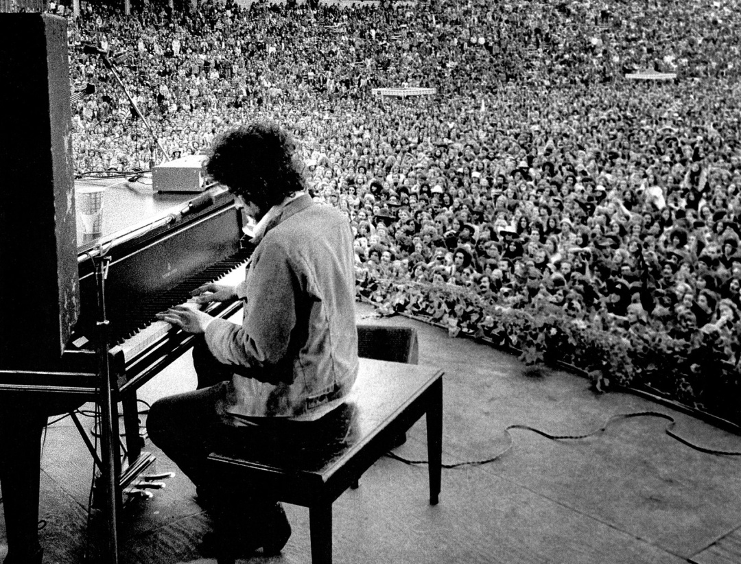 Bob Dylan durante una actuación en marzo de 1974 Bob Dylan durante una actuación en marzo de 1974