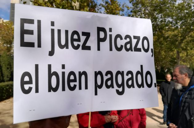 Manifestantes protestan contra el presidente de la sala Manifestantes protestan contra el presidente de la sala