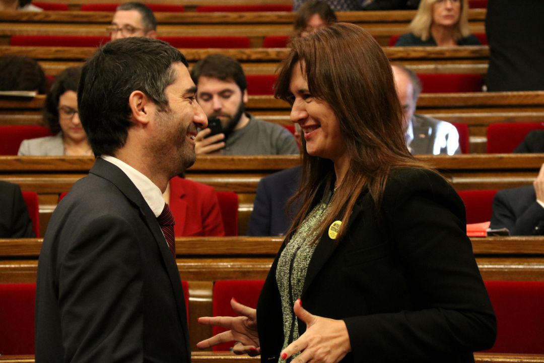 Jordi Puigneró conversa con Laura Borràs en el Parlament de Cataluña. Jordi Puigneró conversa con Laura Borràs en el Parlament de Cataluña.
