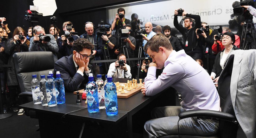 Caruana y Carlsen, cara a cara en las partidas de desempate del mundial de ajedrez. Caruana y Carlsen, cara a cara en las partidas de desempate del mundial de ajedrez.
