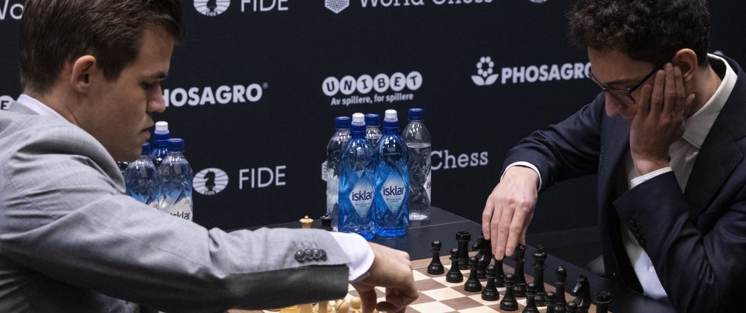 Magnus Carlsen mueve pieza para empezar una de las partidas rápidas ante Fabiano Caruana Magnus Carlsen mueve pieza para empezar una de las partidas rápidas ante Fabiano Caruana