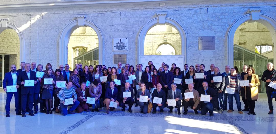 Francesc Colomer, de pie en el centro, junto los representantes de las 63 empresas y entidades galardonadas en Casa Mediterráneo. Francesc Colomer, de pie en el centro, junto los representantes de las 63 empresas y entidades galardonadas en Casa Mediterráneo.