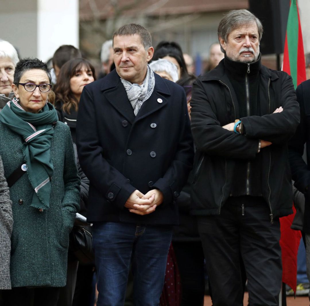 La abogada Ione Goirizelaia (2i), junto a miembros de la izquierda abertzale, Elena Beloki (3d), Arnaldo Otegi (2d) y Rafa Díez (d), en el homenaje organizado hoy por la Fundación Egiari Zor con motivo de los aniversarios de los asesinatos de Josu Muguruza y Santi Brouard. La abogada Ione Goirizelaia (2i), junto a miembros de la izquierda abertzale, Elena Beloki (3d), Arnaldo Otegi (2d) y Rafa Díez (d), en el homenaje organizado hoy por la Fundación Egiari Zor con motivo de los aniversarios de los asesinatos de Josu Muguruza y Santi Brouard.