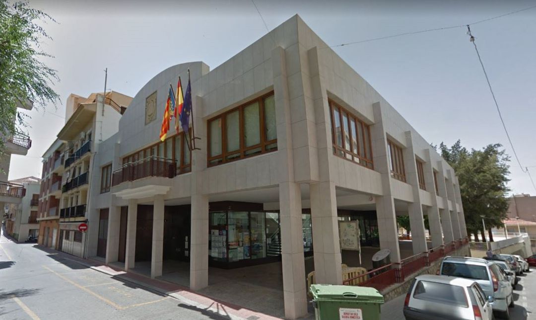 Vox Petrer denuncia la falta de banderas en los edificios municipales Vox Petrer denuncia la falta de banderas en los edificios municipales