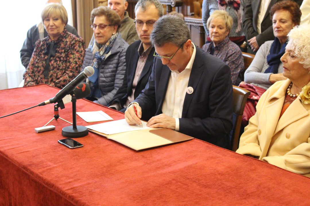 José Antonio Santano, alcalde de Irun, firma el convenio de la Residencia de Arbes arropado por personas que trabajan en la Comisión de trabajo de Personas Mayores y otros representantes políticos.