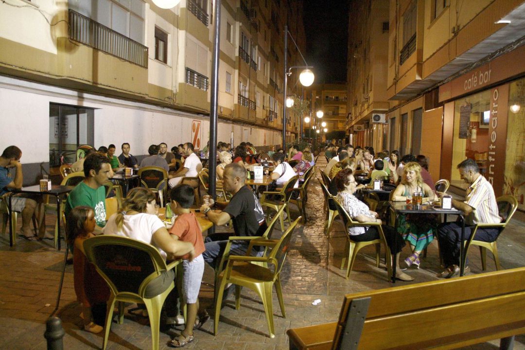 La Junta pasa a los Ayuntamientos las competencias en materia de terrazas y música. La Junta pasa a los Ayuntamientos las competencias en materia de terrazas y música.