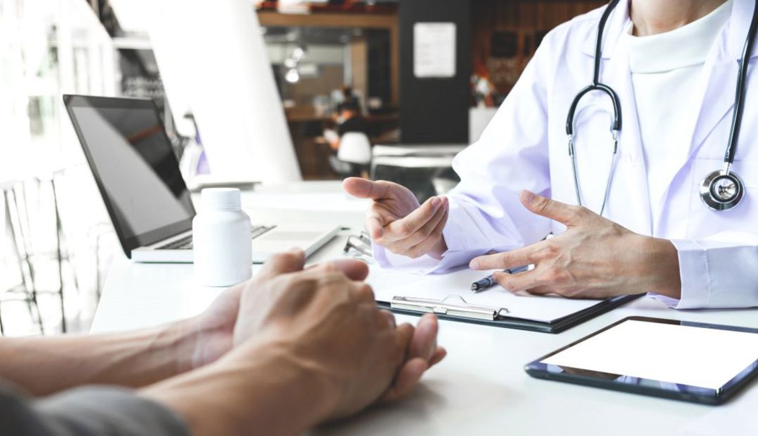 Los médicos de Cuenca advierten de que el tiempo medio que pueden dedicar a cada paciente en Atención Primaria es de menos de cinco minutos, incluso menos de tres. Los médicos de Cuenca advierten de que el tiempo medio que pueden dedicar a cada paciente en Atención Primaria es de menos de cinco minutos, incluso menos de tres.
