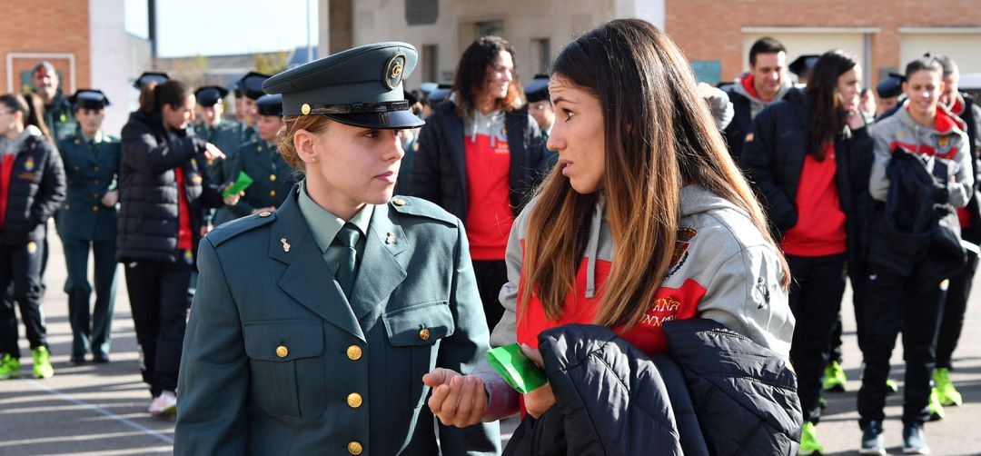 Carmen Martín, capitana de 'Las Guerreras', charla con una de las guardiaciviles que participaron en el acto de este martes. Carmen Martín, capitana de 'Las Guerreras', charla con una de las guardiaciviles que participaron en el acto de este martes.