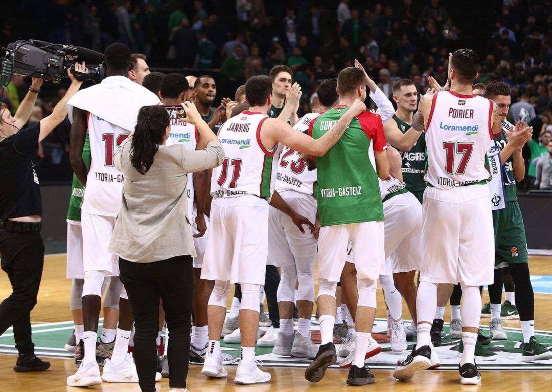 La plantilla de Kirolbet Baskonia celebra una de las 3 victorias conseguidas en Europa. La plantilla de Kirolbet Baskonia celebra una de las 3 victorias conseguidas en Europa.