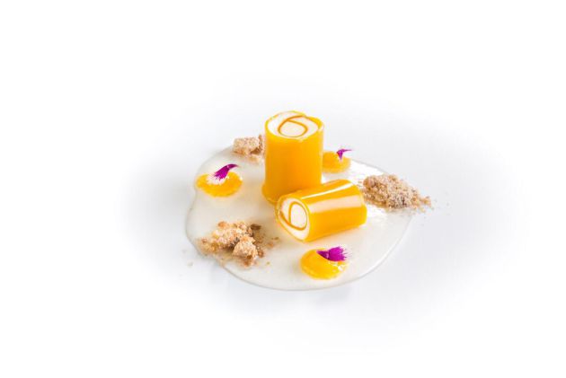 Rulo de queso, crema de mango, maracuyá y yougur. Rulo de queso, crema de mango, maracuyá y yougur.