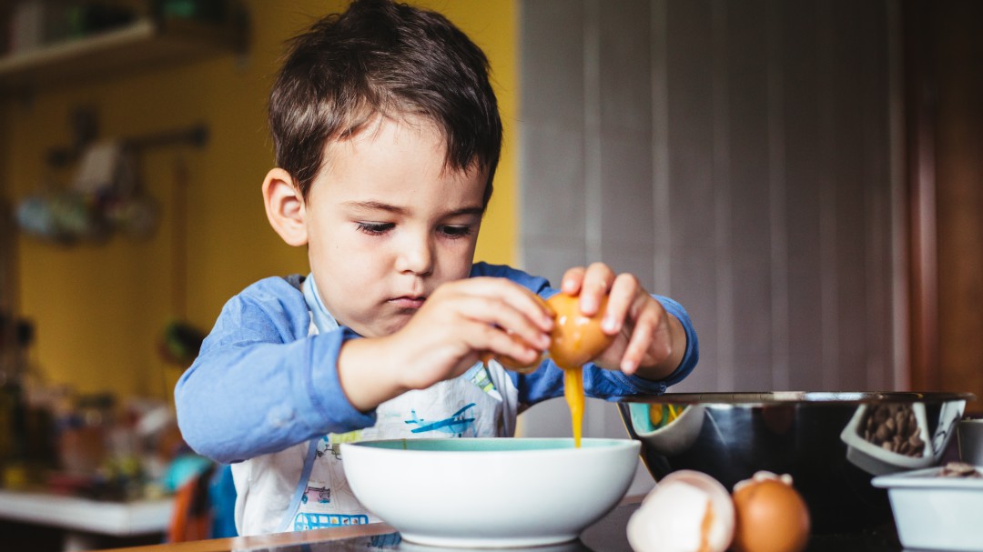 Es mejor que un niño no desayune a tomar leche chocolateada y una magdalena