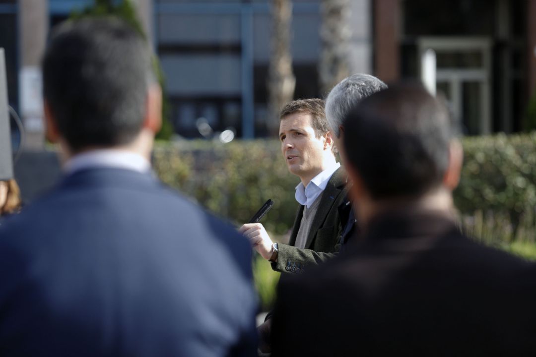 En Málaga, el presidente del PP, Pablo Casado, atiende a medios y se hace una foto con el equipo de campaña. En Museo Pompidou.
En Málaga, el presidente del PP, Pablo Casado, atiende a medios y se hace una foto con el equipo de campaña. En Museo Pompidou.