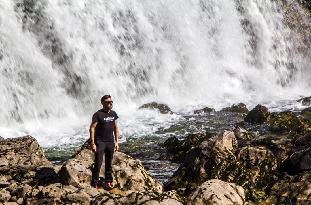 Onofre Alonso en el salto de agua del Restaño en Amieva Onofre Alonso en el salto de agua del Restaño en Amieva