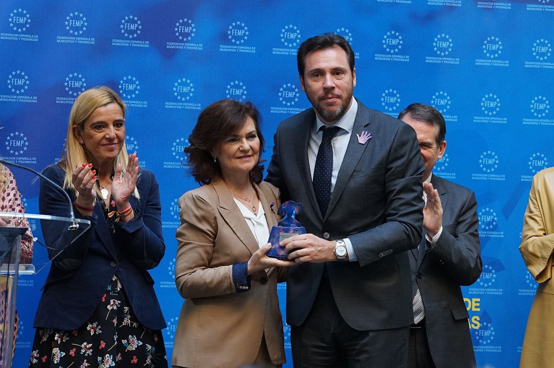 La vicepresidenta del Gobierno, Carmen Calvo, entrega el Premio al alcalde de Valladolid en la sede de la FEMP La vicepresidenta del Gobierno, Carmen Calvo, entrega el Premio al alcalde de Valladolid en la sede de la FEMP