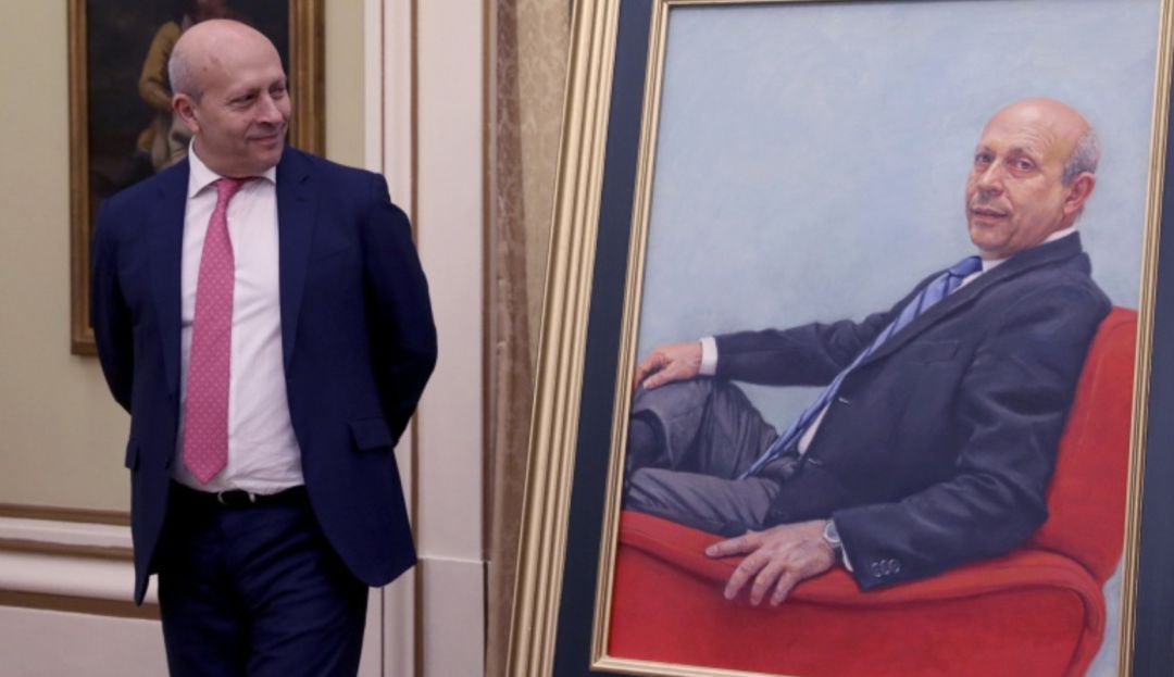 Wert frente a su retrato en una imagen de archivo Wert frente a su retrato en una imagen de archivo