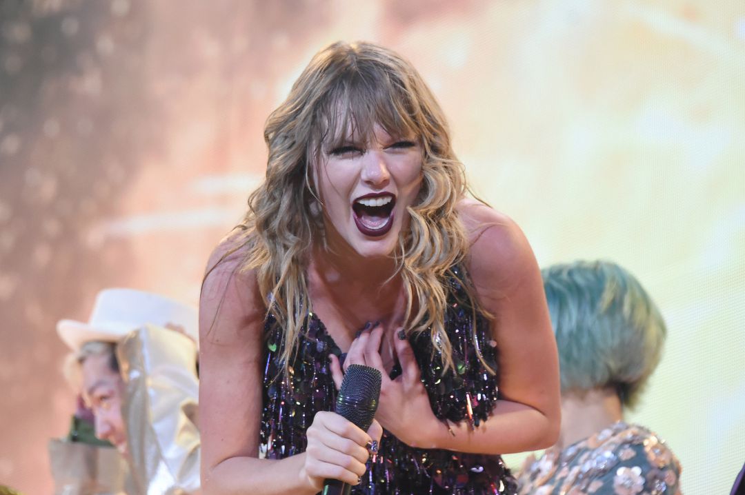 Taylor Swift durante una actuación en Tokio, Japón Taylor Swift durante una actuación en Tokio, Japón