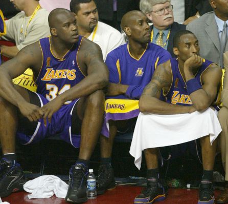 Payton, Bryant y O'Neal en el banquillo durante la derrota ante los Pistons Payton, Bryant y O'Neal en el banquillo durante la derrota ante los Pistons