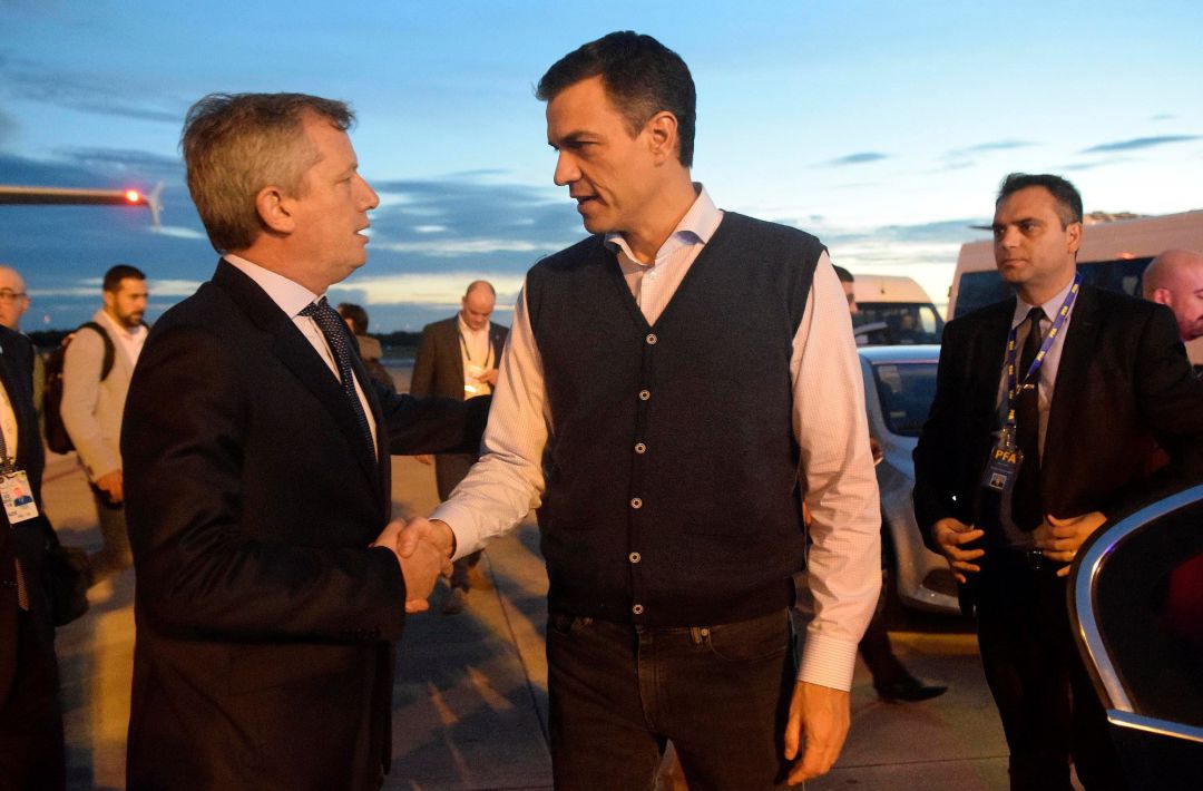 Fotografía cedida por el G20 que muestra al presidente del Gobierno español, Pedro Sánchez (c), mientras llega hoy al aeropuerto internacional de Ezeiza, en Buenos Aires (Argentina) Fotografía cedida por el G20 que muestra al presidente del Gobierno español, Pedro Sánchez (c), mientras llega hoy al aeropuerto internacional de Ezeiza, en Buenos Aires (Argentina)
