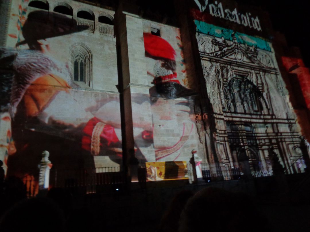 La fachada de Santa María sirve de pantalla para este audiovisual La fachada de Santa María sirve de pantalla para este audiovisual