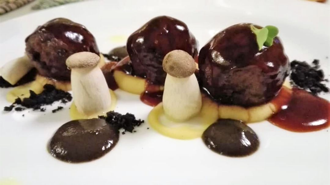 Albondiguillas de jabalí con Trompetas Negras y Hummus de garbanzo Albondiguillas de jabalí con Trompetas Negras y Hummus de garbanzo
