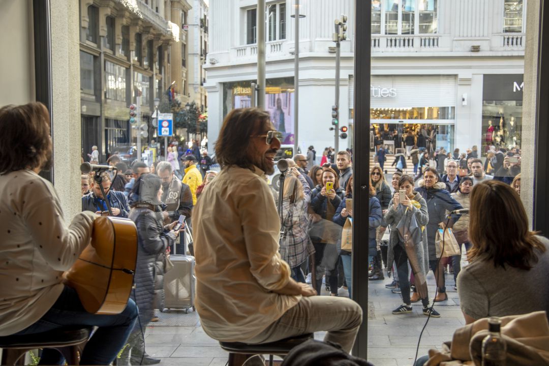 Antonio Carmona, en un momento de su actuación en Hoy por Hoy Madrid, ante un numeroso grupo que se agolpaba en la calle Antonio Carmona, en un momento de su actuación en Hoy por Hoy Madrid, ante un numeroso grupo que se agolpaba en la calle