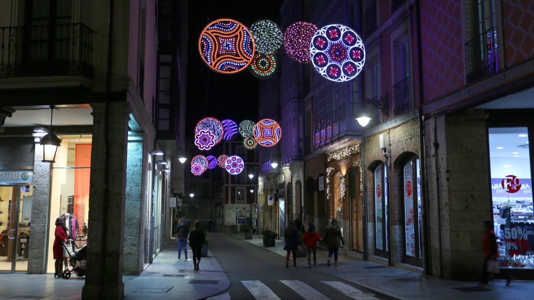 El comercio espera el encendido de las luces navideñas