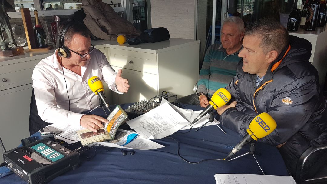 Juan Liendo y Carlos Ateca conversan con Santiago Redondo. Juan Liendo y Carlos Ateca conversan con Santiago Redondo.