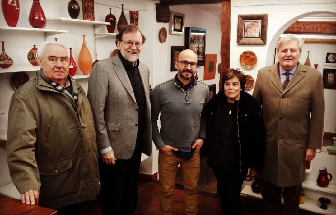 Pepe Madero, Mariano Rajoy, Soraya Sáenz de Santamaría e Íñigo Méndez de Vigo en la tienda de alfarería de Rubén Navarro (en el centro de la foto). Pepe Madero, Mariano Rajoy, Soraya Sáenz de Santamaría e Íñigo Méndez de Vigo en la tienda de alfarería de Rubén Navarro (en el centro de la foto).