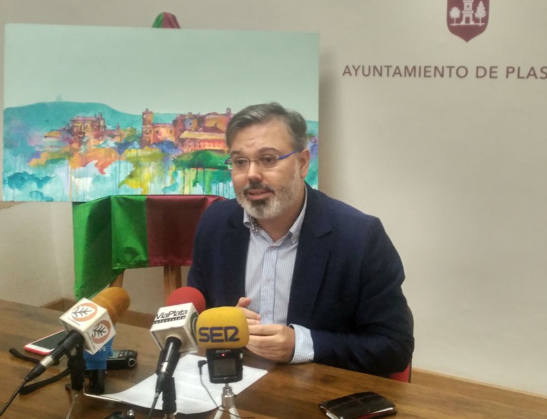 Fernando Pizarro con la obra que simboliza el galardón de los San Fulgencios Fernando Pizarro con la obra que simboliza el galardón de los San Fulgencios
