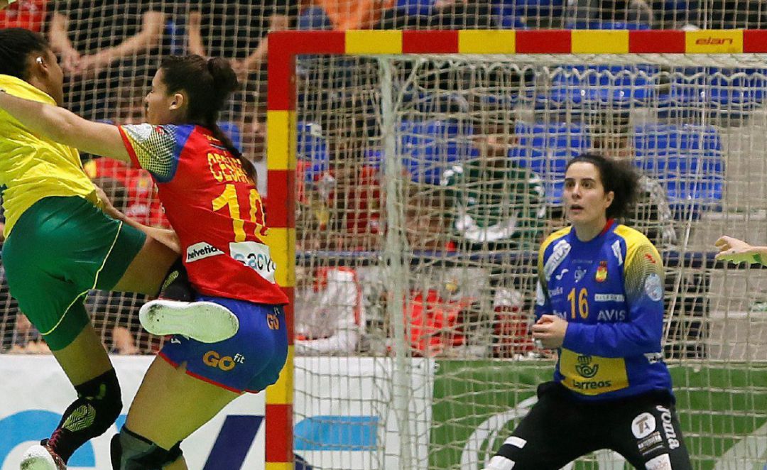 La jugadora de Brasil Bruna De Paula intenta lanzar a la portería de la jugadora de España Mercedes Castellanos en el último instante del partido del XXII Torneo Internacional femenino de España que disputan ambas selecciones hoy en Alicante La jugadora de Brasil Bruna De Paula intenta lanzar a la portería de la jugadora de España Mercedes Castellanos en el último instante del partido del XXII Torneo Internacional femenino de España que disputan ambas selecciones hoy en Alicante