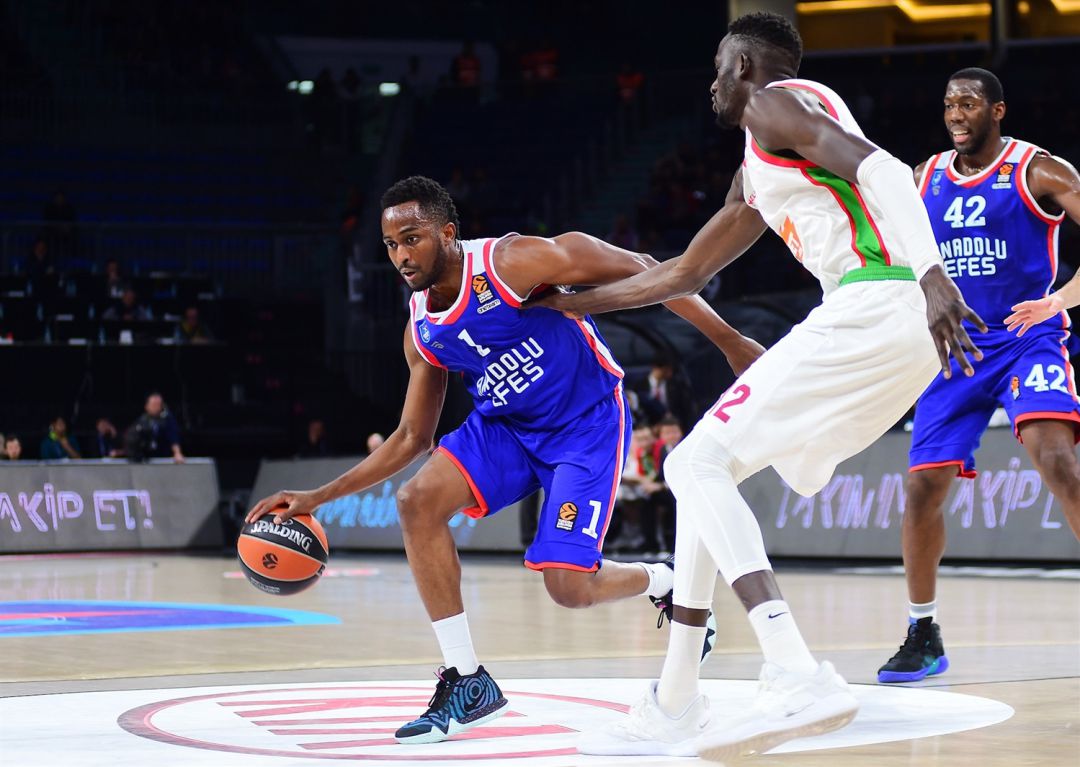 Beaubois ante Diop con la atenta mirada de Dunston. Beaubois ante Diop con la atenta mirada de Dunston.