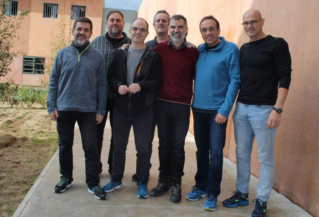 Imagen capturada de la cuenta oficial de Òmnium Cultural de Twitter de los siete dirigentes independentistas presos en la cárcel de Lledoners: Sànchez, Junqueras, Turull, Forn, Cuixart, Rull y Romeva Imagen capturada de la cuenta oficial de Òmnium Cultural de Twitter de los siete dirigentes independentistas presos en la cárcel de Lledoners: Sànchez, Junqueras, Turull, Forn, Cuixart, Rull y Romeva