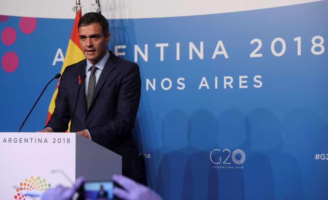 El presidente del gobierno español, Pedro Sánchez, comparece en rueda de prensa durante la cumbre de líderes del G20, en Buenos Aires (Argentina). El presidente del gobierno español, Pedro Sánchez, comparece en rueda de prensa durante la cumbre de líderes del G20, en Buenos Aires (Argentina).