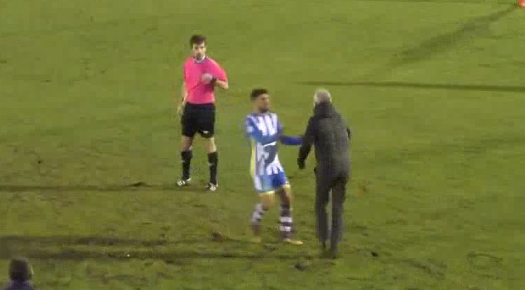 Momento en el que el entrenador blanquiazul, Javier Álvarez de los Mozos, pide explicaciones al árbitro dentro del terreno de juego tras ser expulsado. Momento en el que el entrenador blanquiazul, Javier Álvarez de los Mozos, pide explicaciones al árbitro dentro del terreno de juego tras ser expulsado.