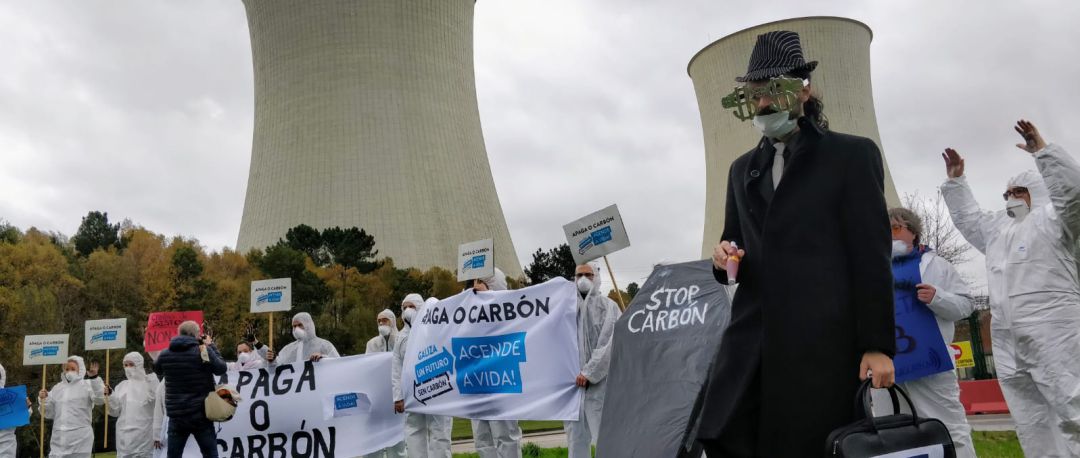 Greenpeace pide el cierre de las térmicas gallegas con un "entierro" en As Pontes Greenpeace pide el cierre de las térmicas gallegas con un "entierro" en As Pontes