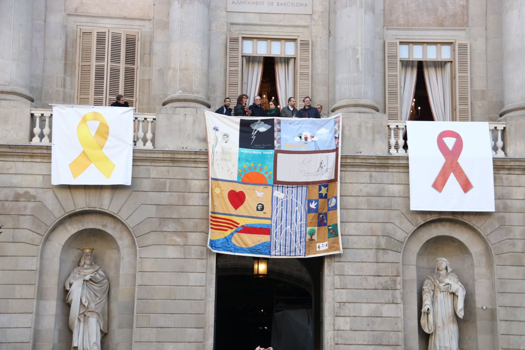 Tapissos desplegats a la plaça Sant Jaume de Barcelona amb motiu del Dia Mundial de la Sida. Tapissos desplegats a la plaça Sant Jaume de Barcelona amb motiu del Dia Mundial de la Sida.