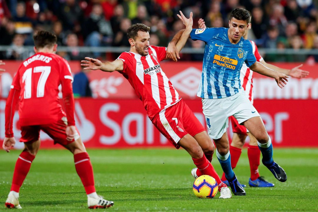 Rodrigo lucha por el balón frente al delantero uruguayo del Girona, Cristhian Stuani durante el partido disputado hoy en el Estadio Municipal de Montilivi, en Girona. Rodrigo lucha por el balón frente al delantero uruguayo del Girona, Cristhian Stuani durante el partido disputado hoy en el Estadio Municipal de Montilivi, en Girona.