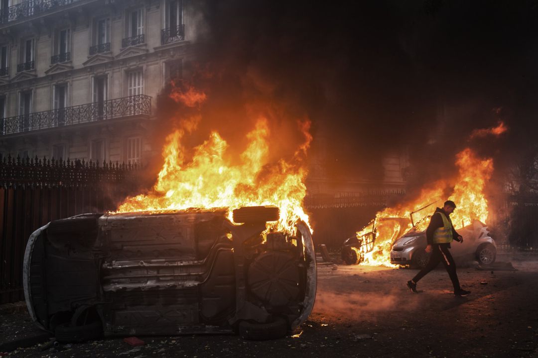 Un manifestante entre los destrozos ocasionados en el centro de París Un manifestante entre los destrozos ocasionados en el centro de París