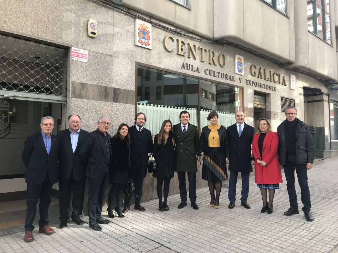 Los componentes del grupo junto a la directiva del Centro Galicia de Ponferrada Los componentes del grupo junto a la directiva del Centro Galicia de Ponferrada