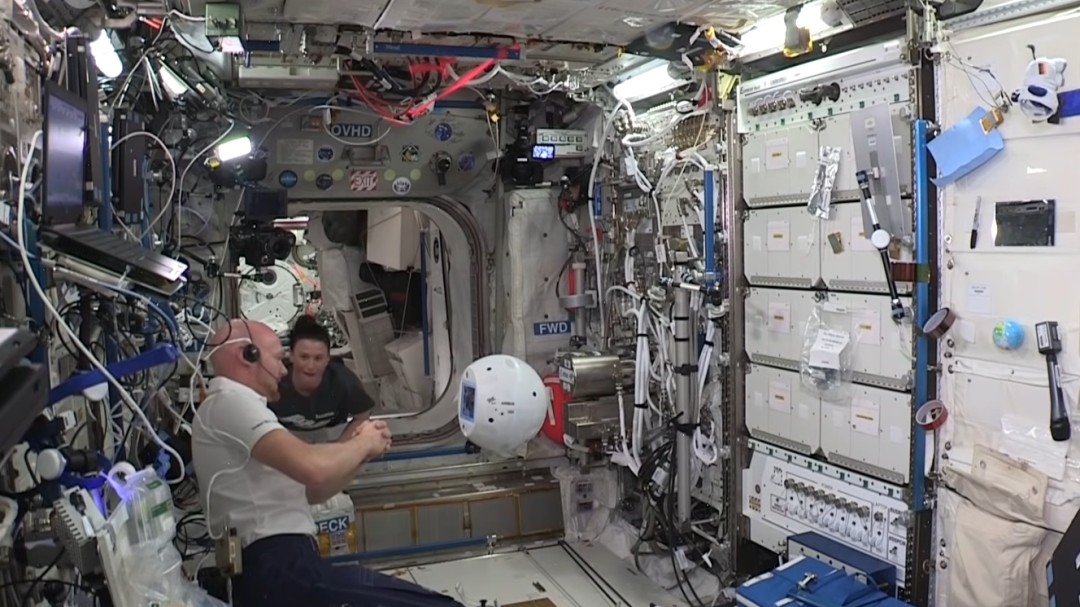 El nuevo robot de la Estación Espacial Internacional discute con un astronauta: No seas malo